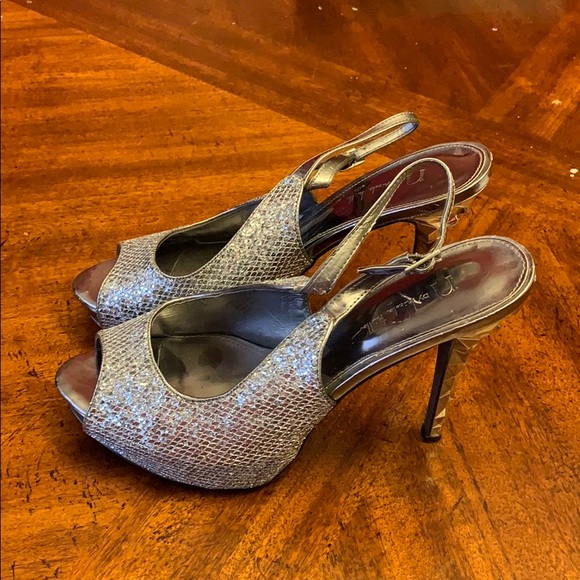 Used Silver Heels - Picture 4 of 4